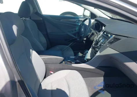 2013 Hyundai Sonata Hybrid z USA, uszkodzony, nr VIN KMHEC4A44DA051387